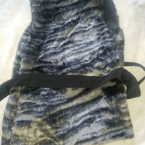 FOREVER 21 VEST WOMENS SZ4 FAUX FUR SILVER & BLUE VEST  ZEBRA INSPIRED PATTERN - Picture 8 of 10